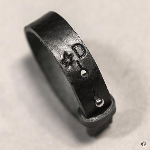 Foto van Make a Memory Armband Mannen. Een prachtige eenvoudige zwartleren armband.